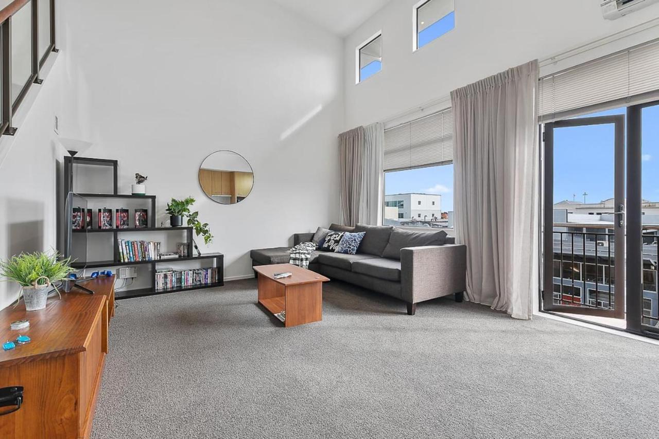 Roomy High-Ceiling Loft Apartment - Free Parking! 오클랜드 외부 사진