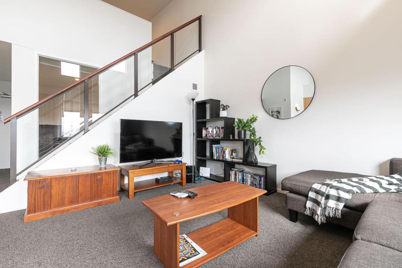 Roomy High-Ceiling Loft Apartment - Free Parking! 오클랜드 외부 사진