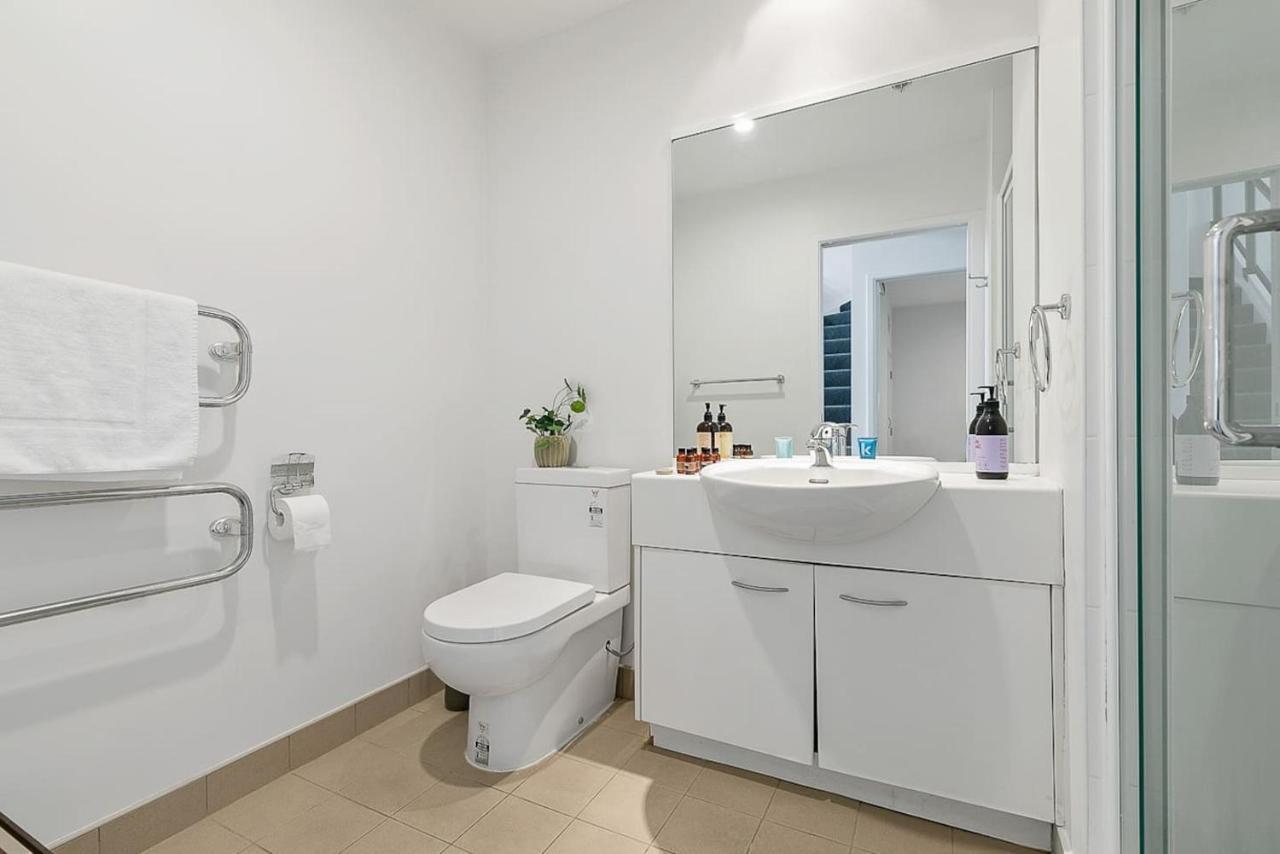 Roomy High-Ceiling Loft Apartment - Free Parking! 오클랜드 외부 사진